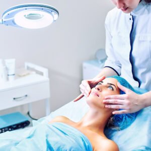 ما هي أخصائية بشرة ودورها ووظيفتها | كورس Skin care